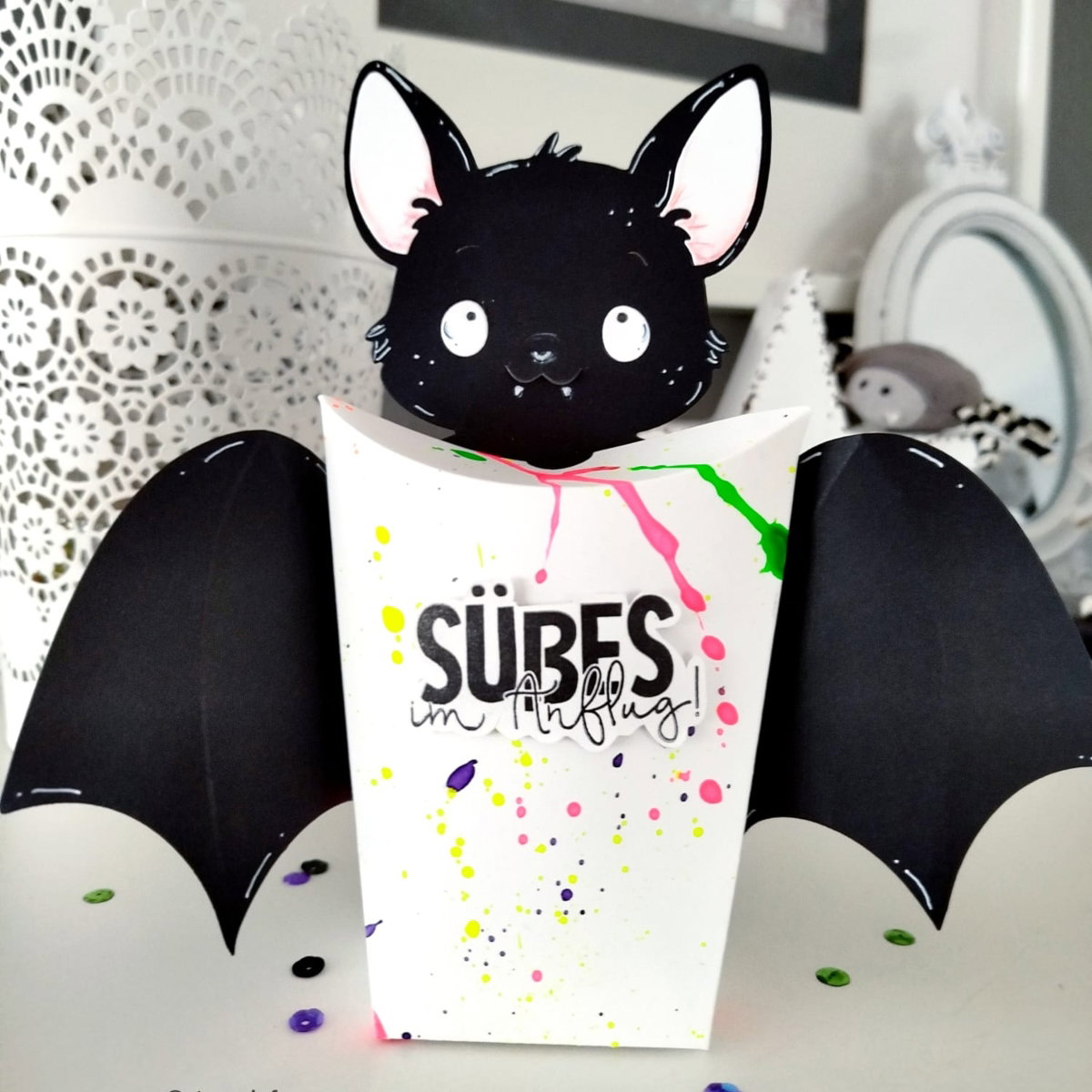 Die – Fold-out card – Bat