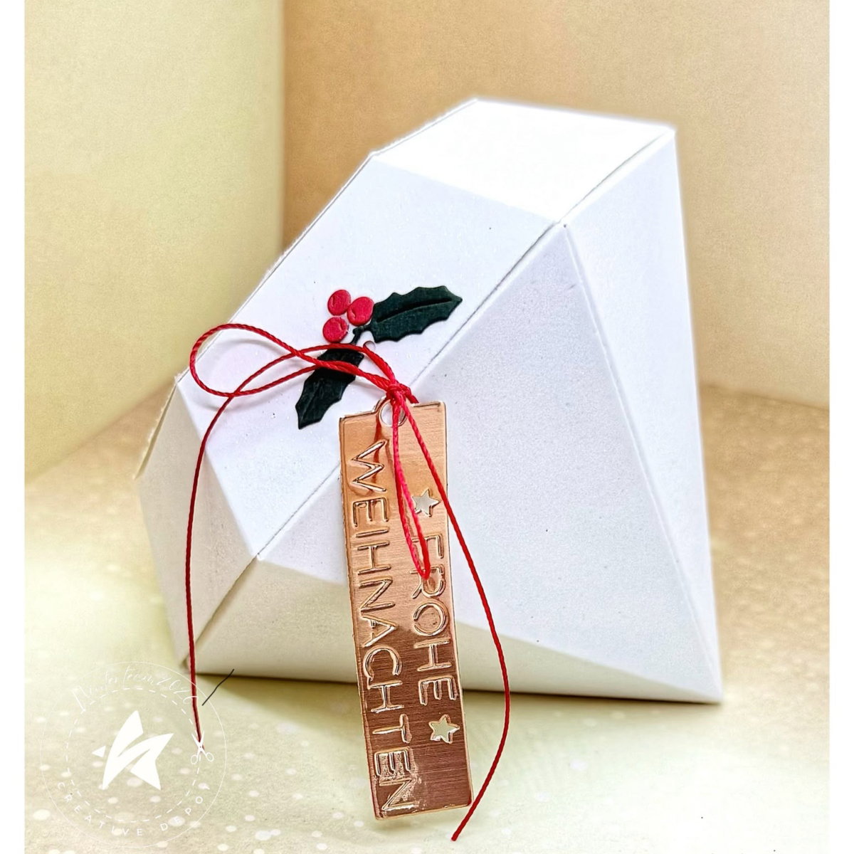 Die – Diamond box with a clamshell lid