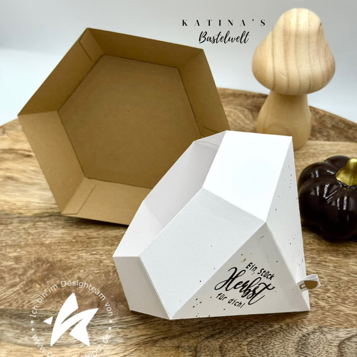 Die – Diamond box with a clamshell lid