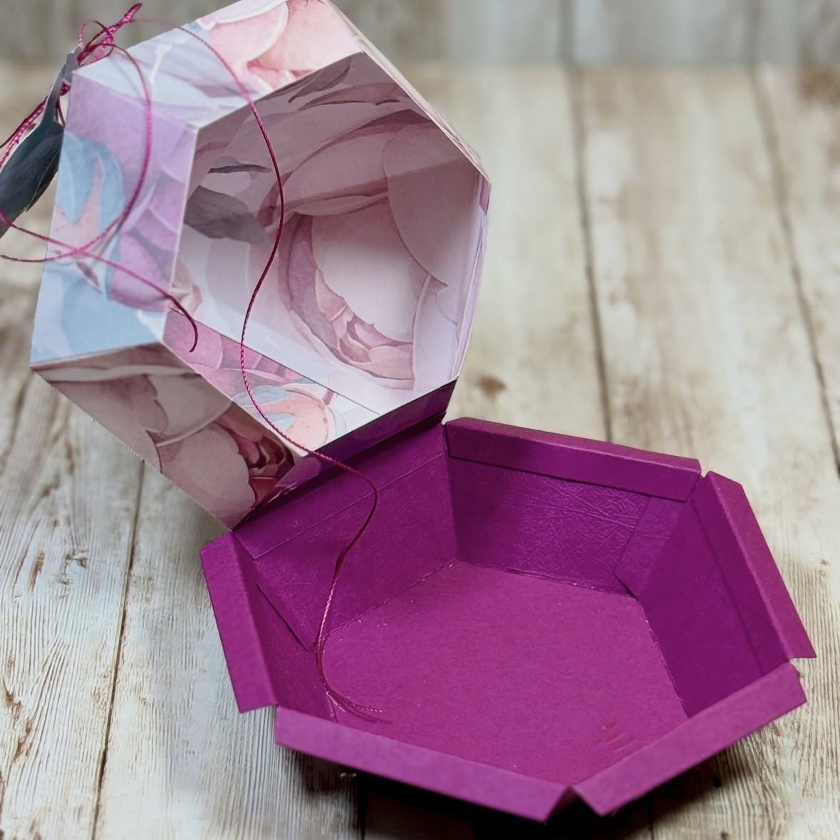 Die – Diamond box with a clamshell lid