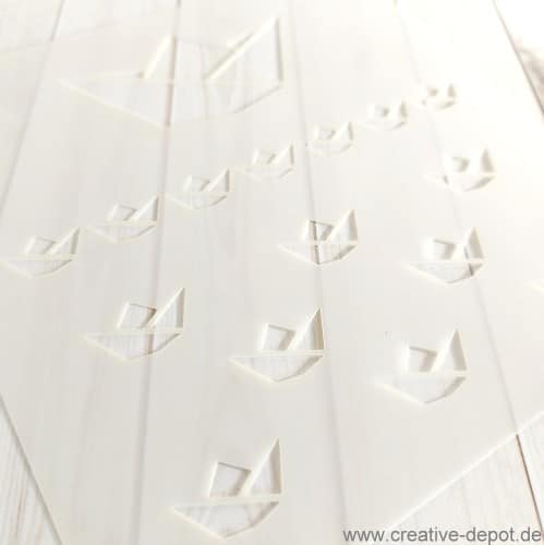 PapierschiffchenaufHolz Papierschiffchen auf Holz