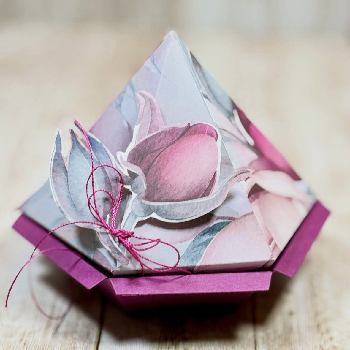 Die – Diamond box with a clamshell lid