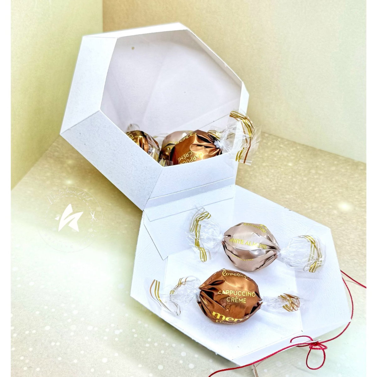 Die – Diamond box with a clamshell lid