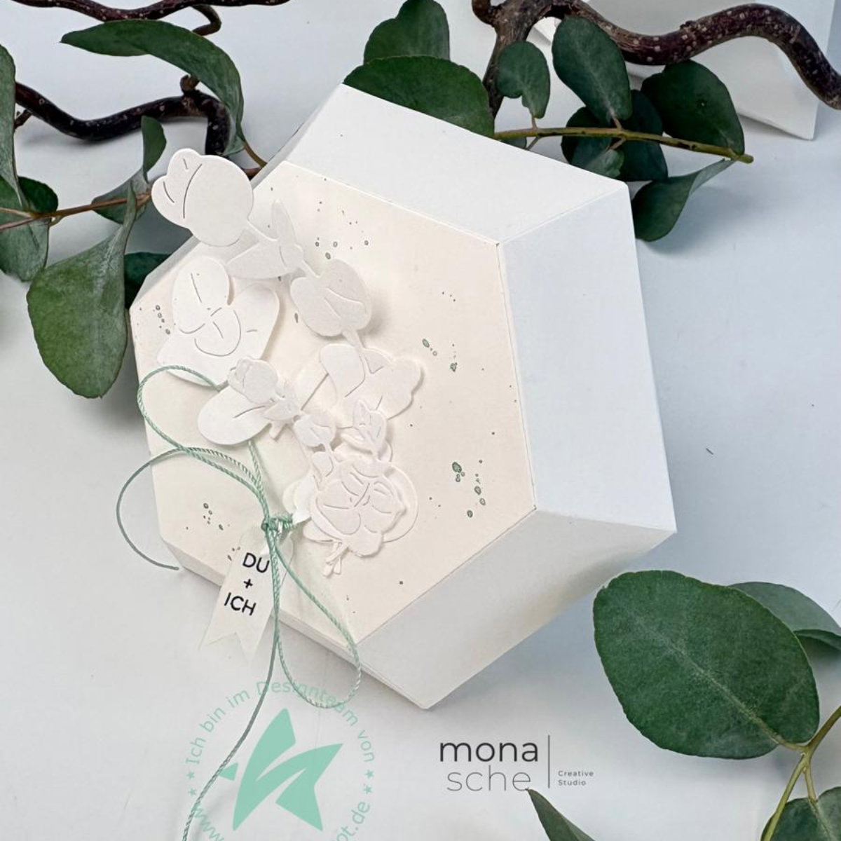 Die – Diamond box with a clamshell lid