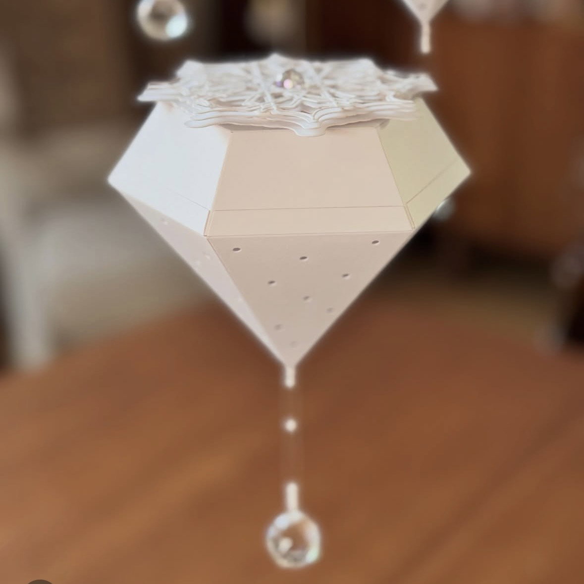 Die – Diamond box with a clamshell lid