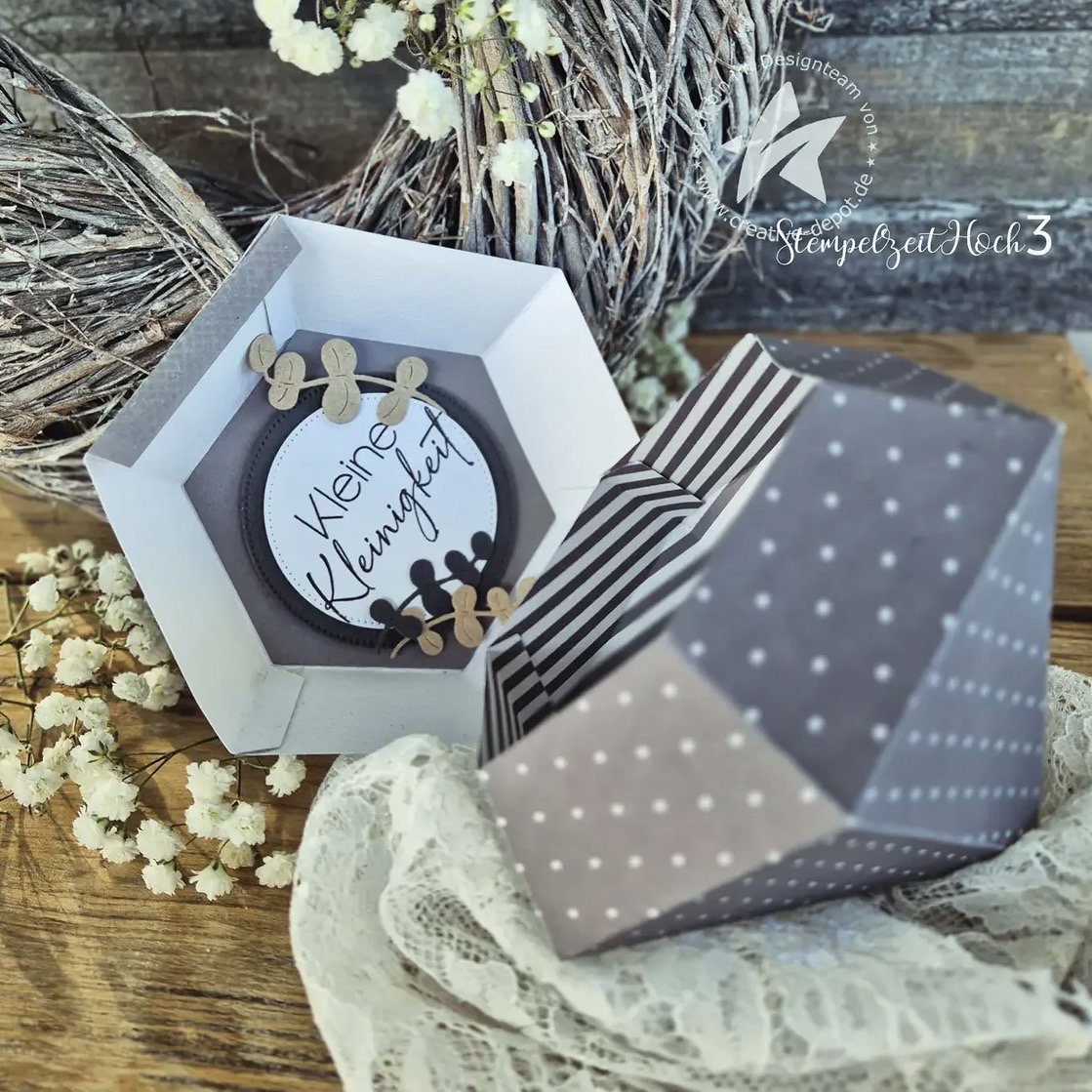 Die – Diamond box with a clamshell lid