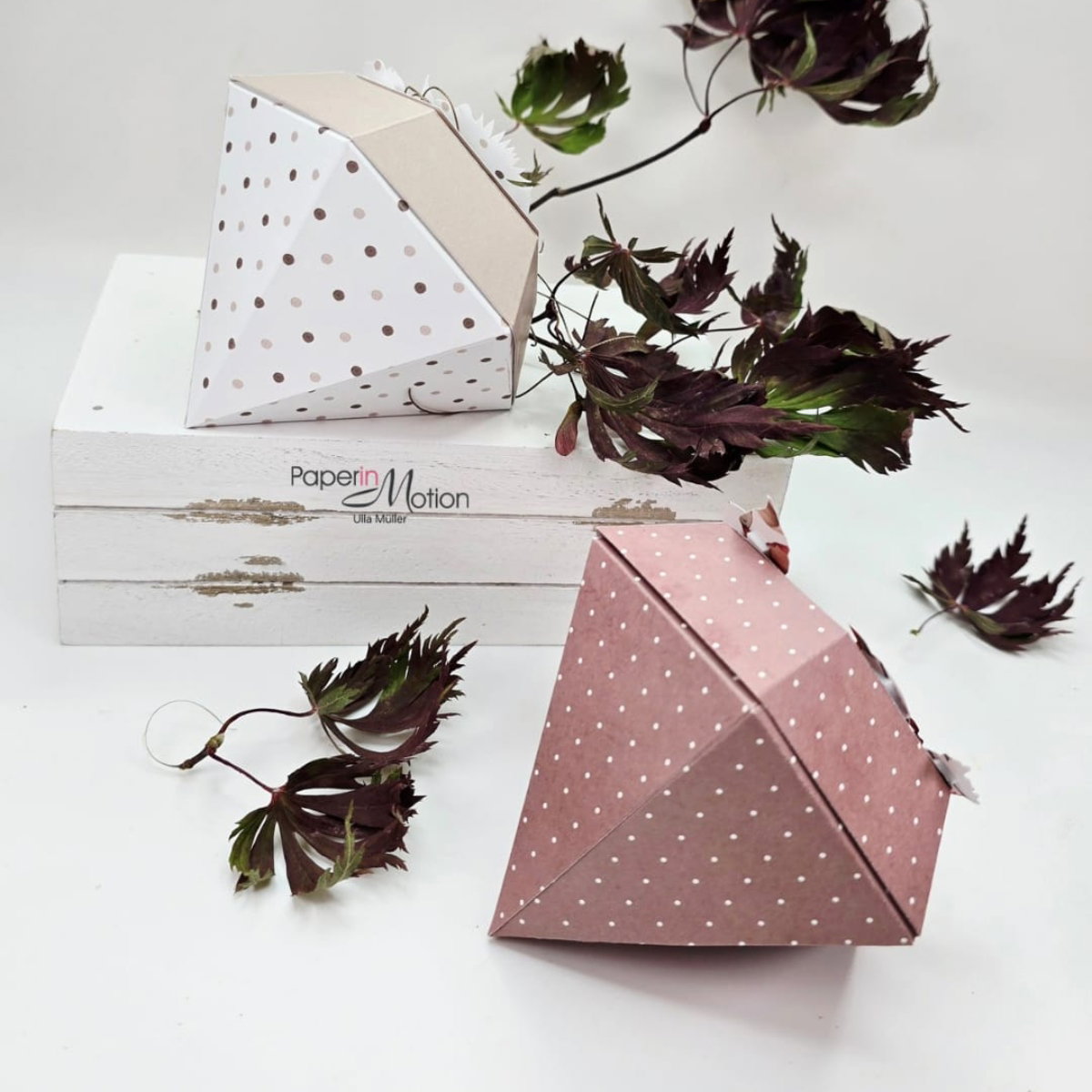 Die – Diamond box with a clamshell lid